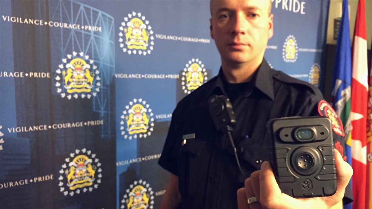 un policier avec une caméra corporelle