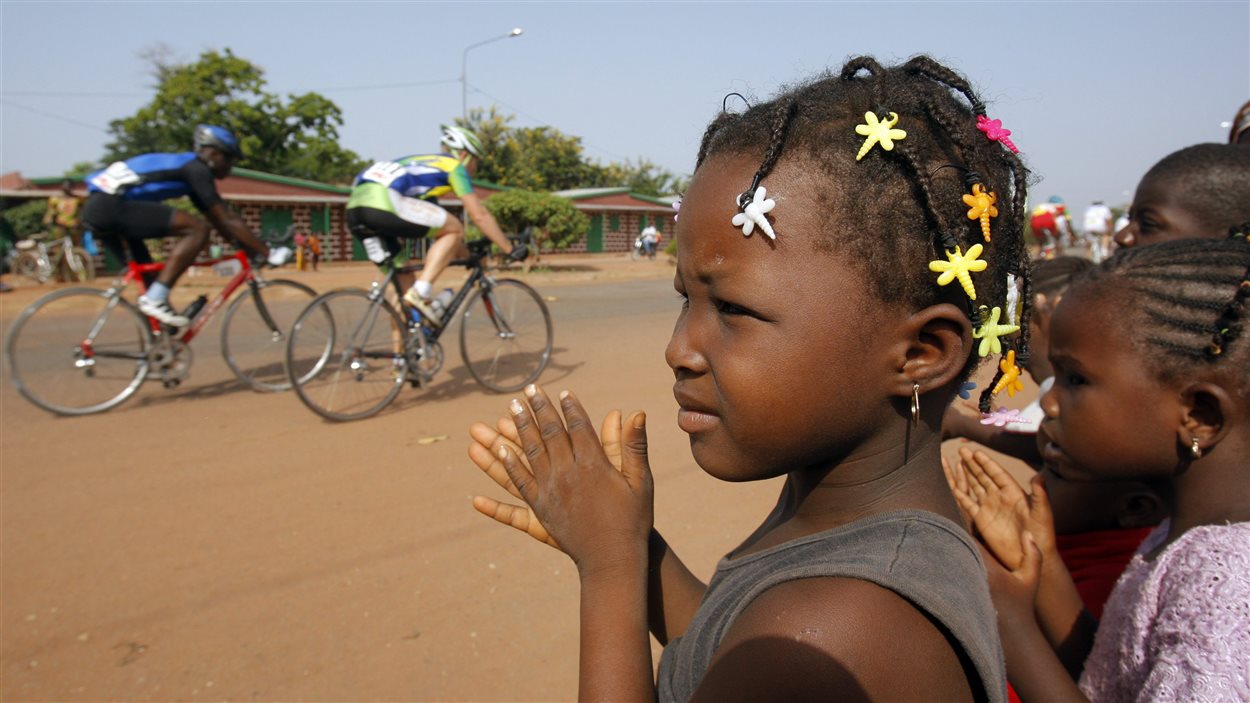 Des fillettes au Burkina Faso applaudissent les participants à un tour cycliste – archives 26 octobre 2008