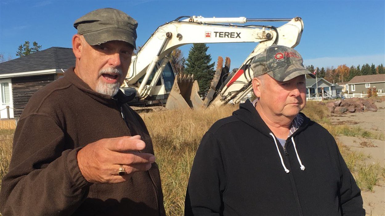 Carl Fowler et Ken MacQuarrie ont des propriétés près du rivage à Cap-des-Caissie