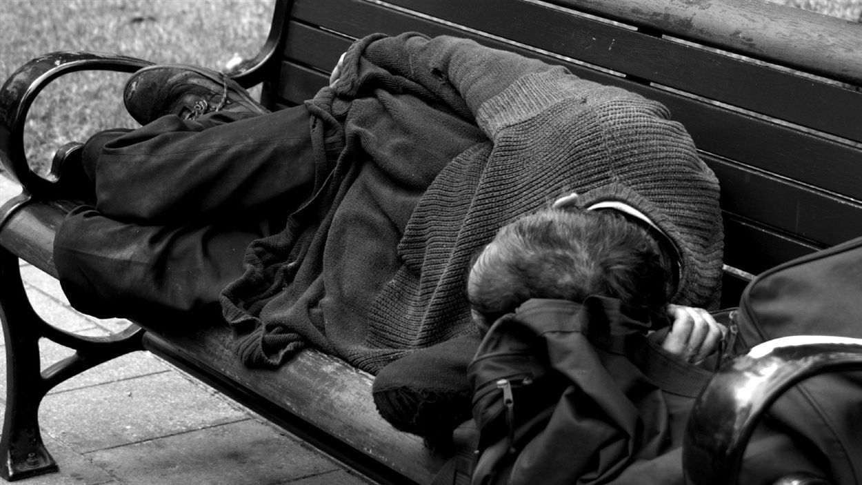 Un itinérant sur un banc