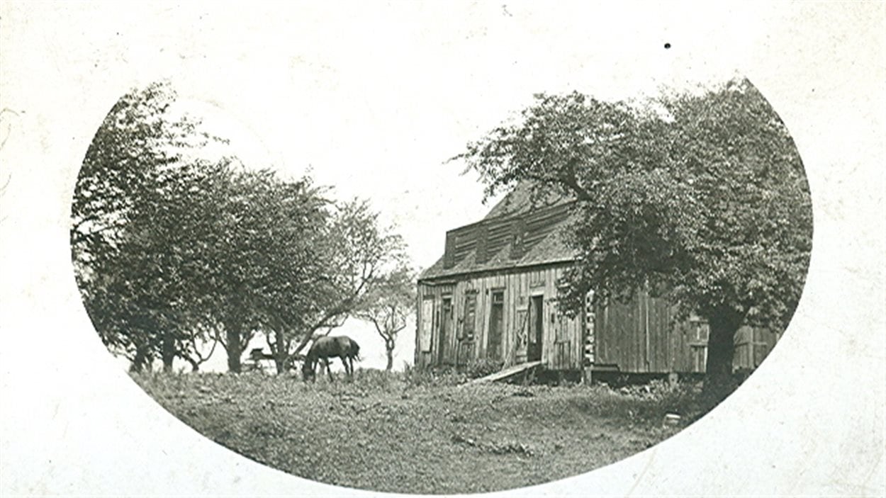 La Old Mission House aurait accueilli la première école de l'Ontario.
