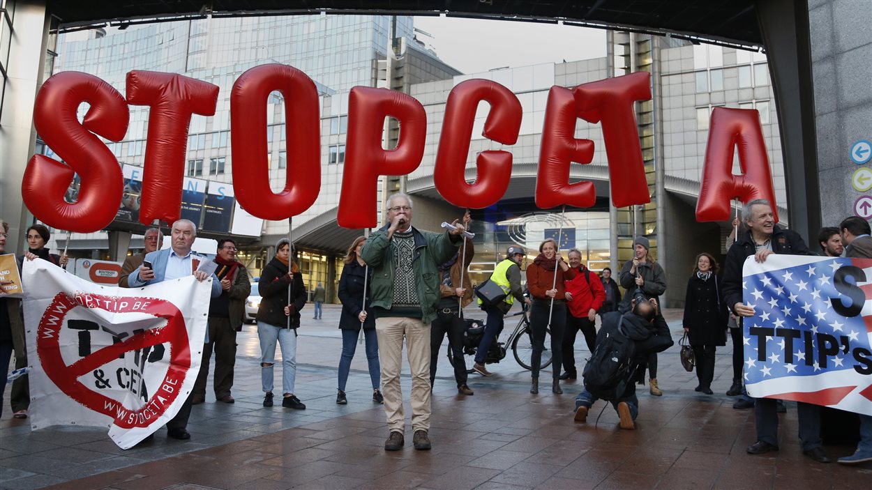 Une manifestation contre l'accord Canada-UE s'est tenue à Bruxelles, en Belgique.