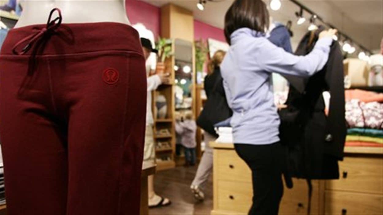 L'intérieur du magasin Lululemon de Kitsilano à Vancouver.