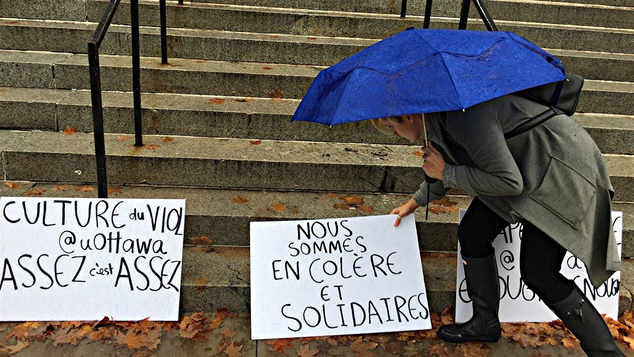Les manifestants à l'Université d'Ottawa ont bravé la pluie.