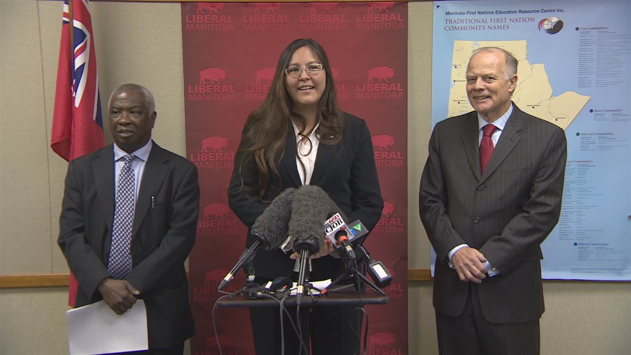 De g. à d. : le président du Parti libéral du Manitoba Peter Koroma, la chef intérimaire et députée Judy Klassen, et le député Jon Gerrard