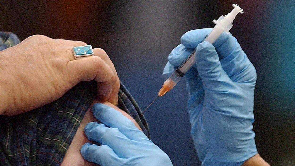 Une personne se fait vacciner contre la grippe. 