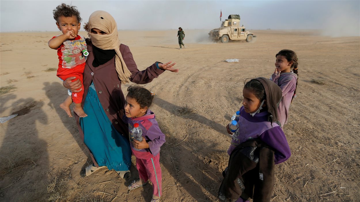 Des civils retournent dans leur village après avoir été libérés des militants du gourpe État islamique, au sud de Mossoul, en Irak, 21 octobre 2016.
