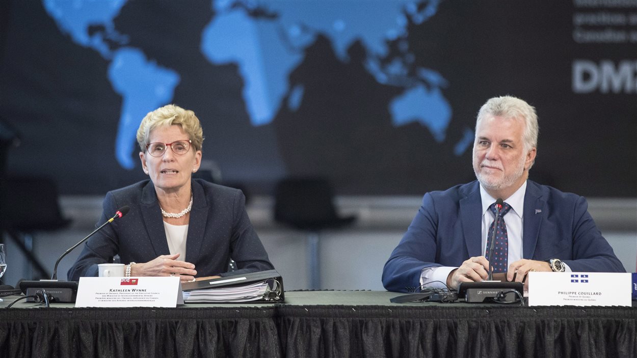 La première ministre de l'Ontario, Kathleen Wynne, et le premier ministre du Québec, Philippe Couillard, lors d'une conférence de presse à Toronto.