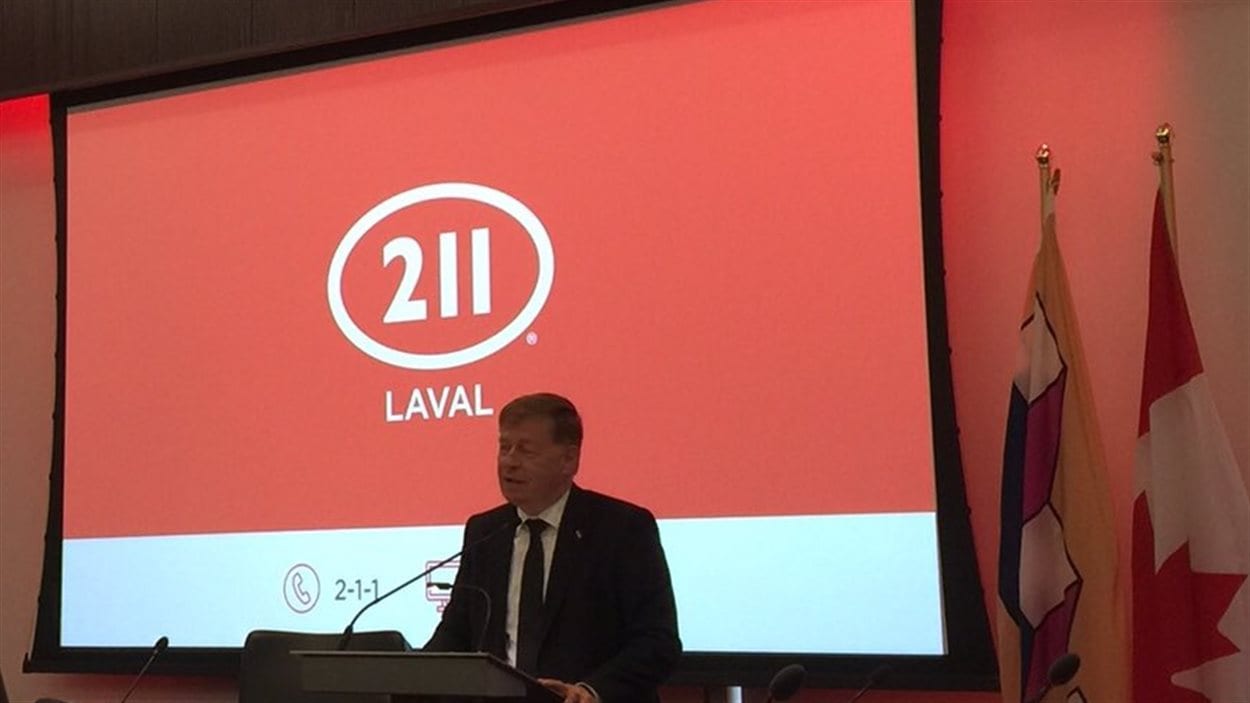 Le maire de Laval, Marc Demers, présente le nouveau service 211.