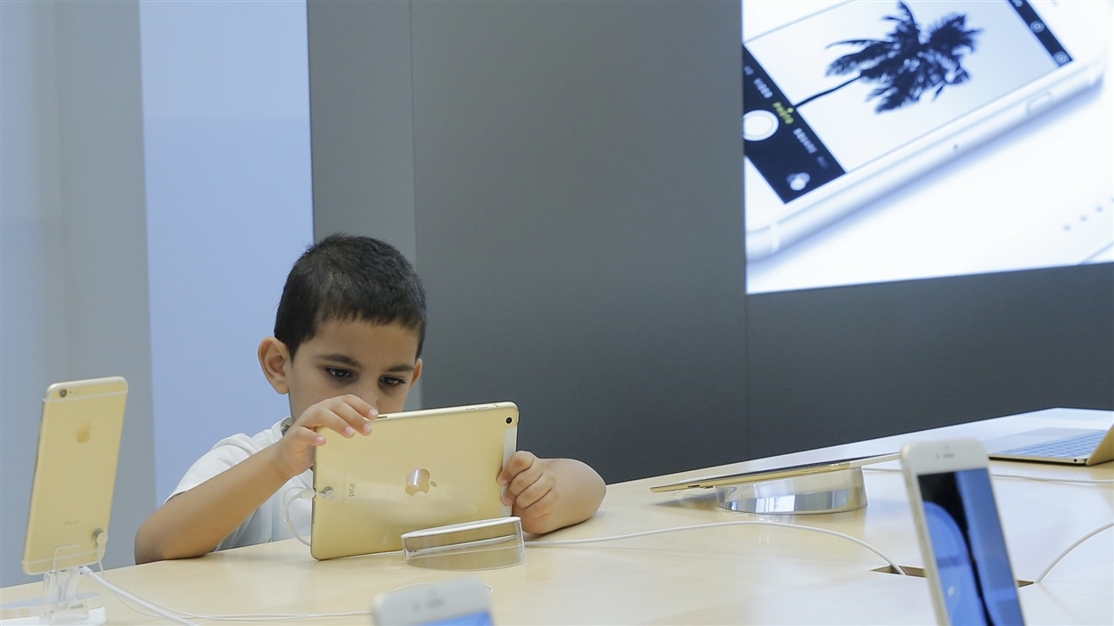 Un enfant sur un iPad