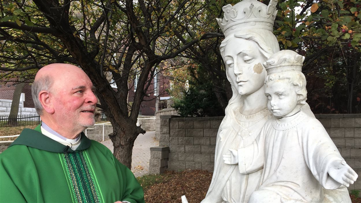 Le père Gérald Lajeunesse a remis la tête sur la statue. Elle sera fixée prochainement.