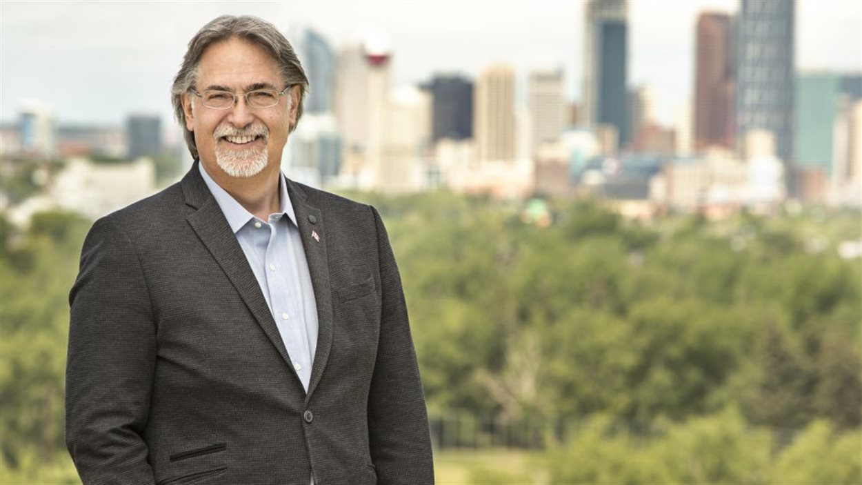Bob Benzen en avant-plan, avec en flou en arrière-plan la ville de Calgary.