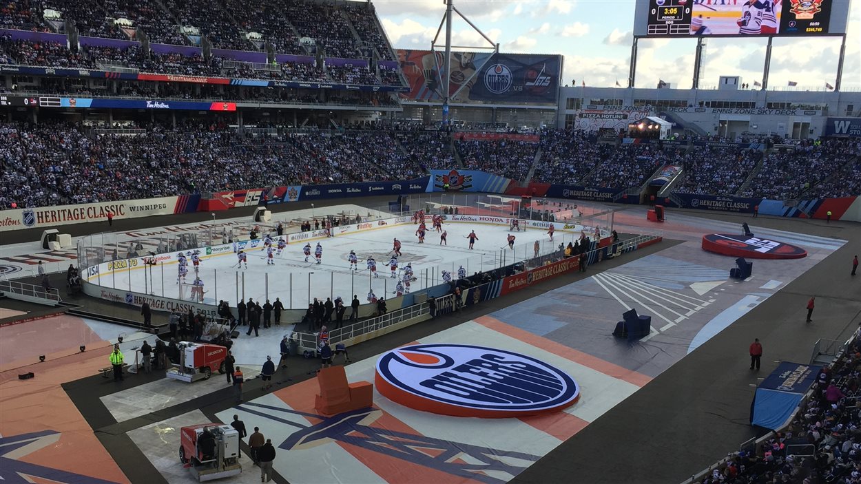 La patinoire au stade Group Investors de Winnipeg lors de la Classique héritage.