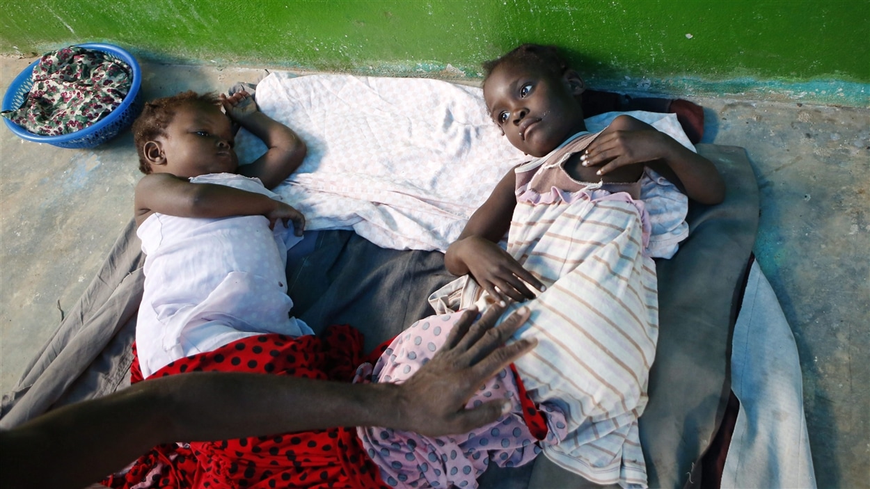 Un fillette reçoit des traitements pour le choléra dans une clinique dans la commune d'Anse d'Hainault, en Haïti.