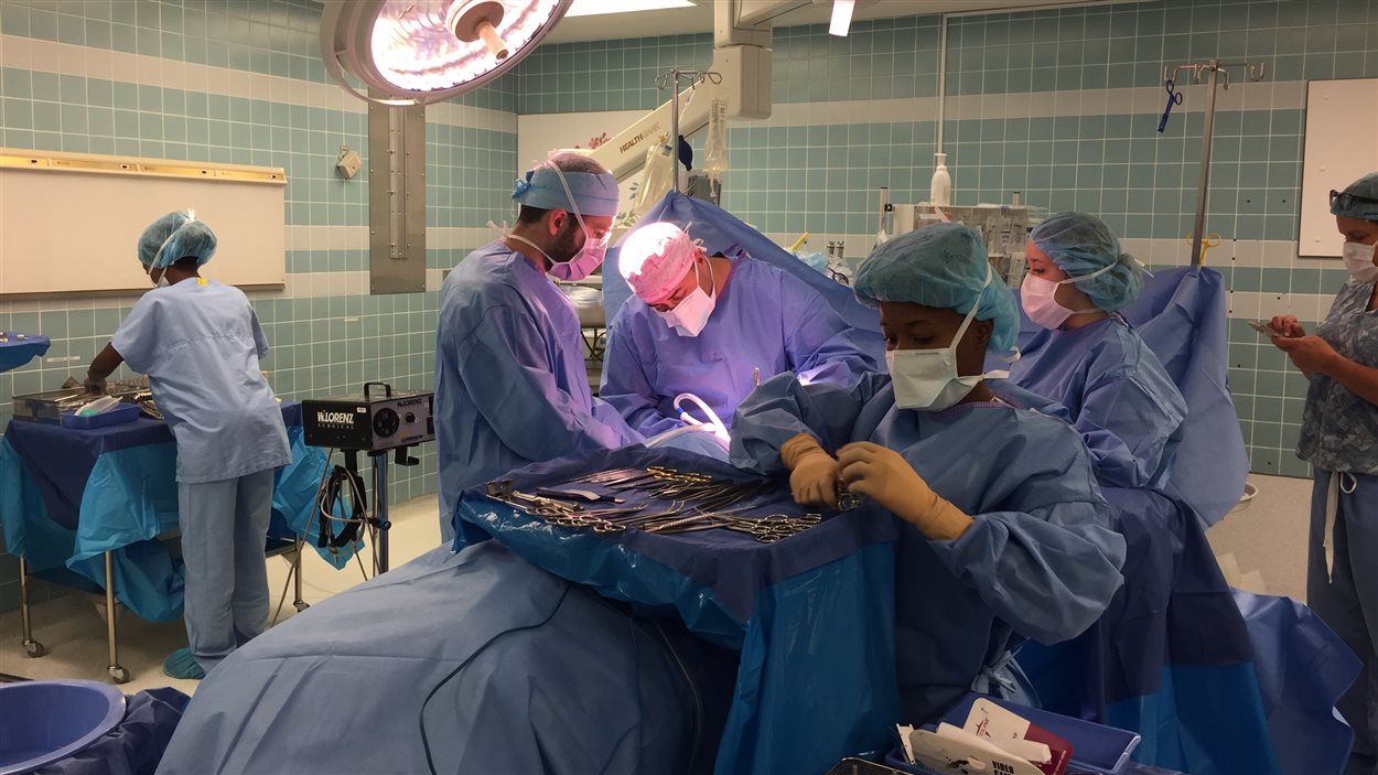 Le plasticien Joseph Bou-Merhi reconstruit le sein d’une patiente de 37 ans, après la mastectomie exécutée par la chirurgienne oncologue juste avant.