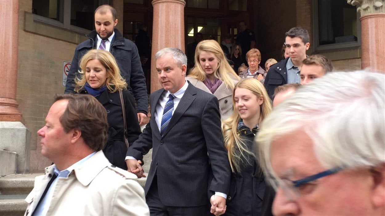 Dennis Oland quitte le palais de justice de Fredericton après sa libération sous caution.