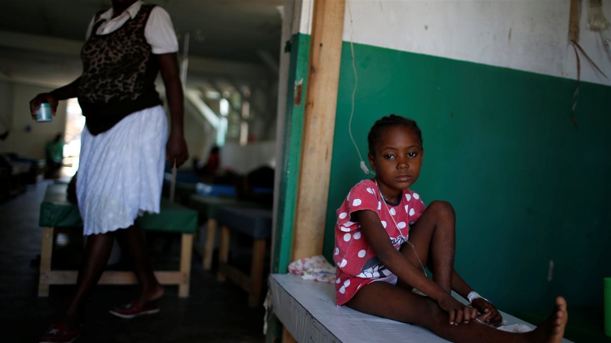 Une fillette est soignée au centre de traitement du choléra à Jérémie en Haïti.