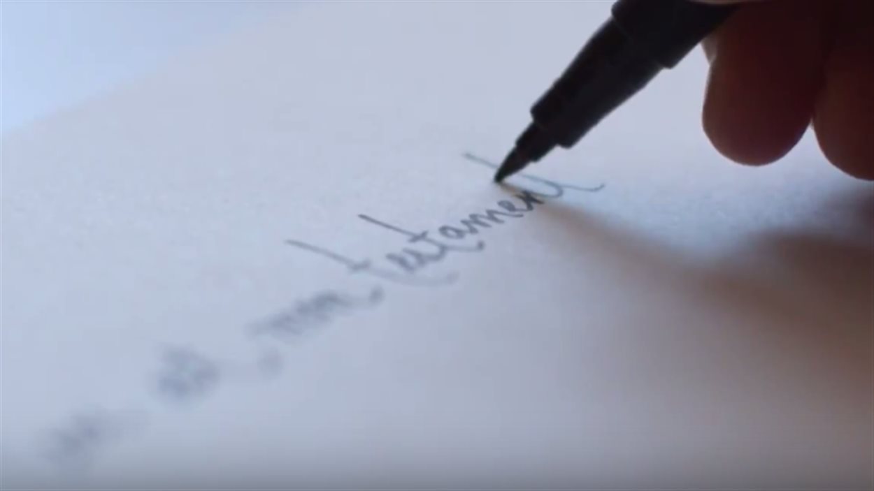 Un main qui écrit :« Ceci est mon testament ».