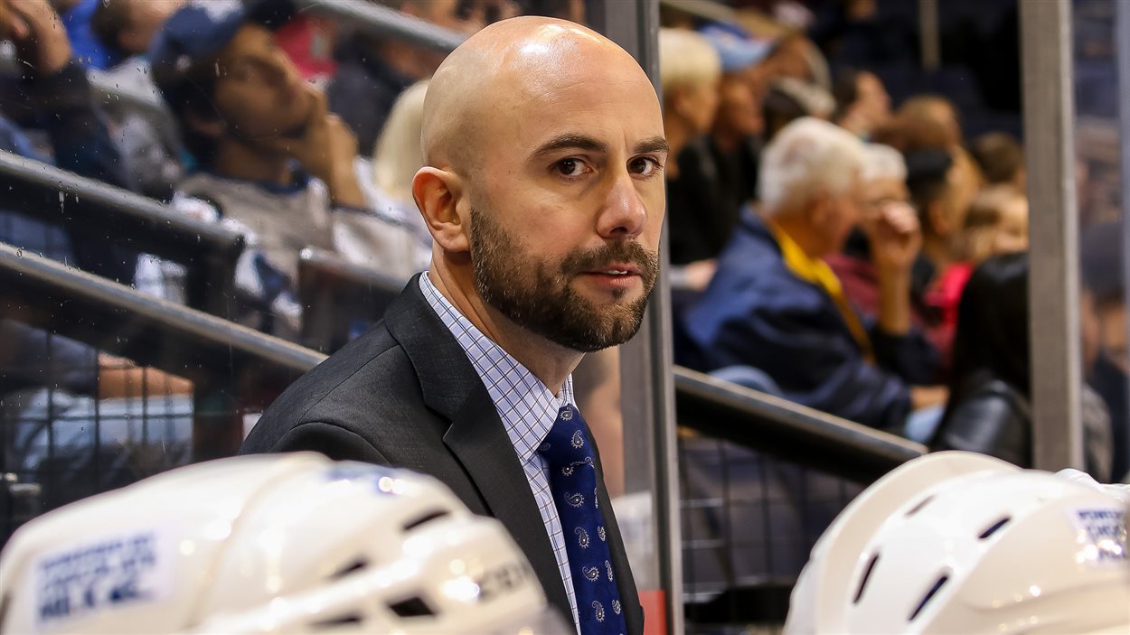 L'entraîneur-chef du Moose du Manitoba Pascal Vincent dirige un match de hockey.