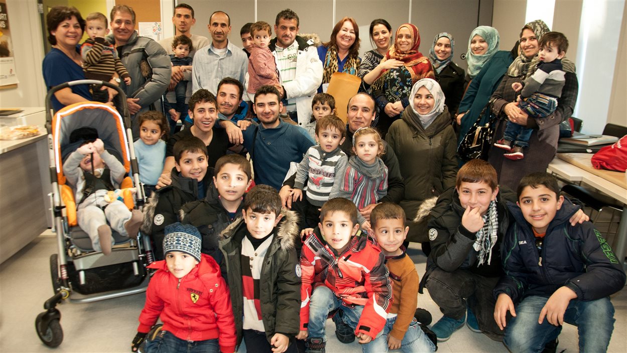 Le groupe de réfugiés syriens accueilli en févirer à Saint-Hyacinthe pose pour une photo en mars 2016.