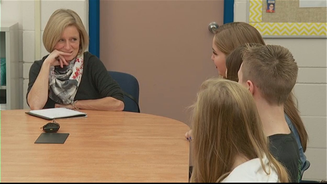 Rachel Notley rencontre les élèves d'une école secondaire de Fort McMurray 