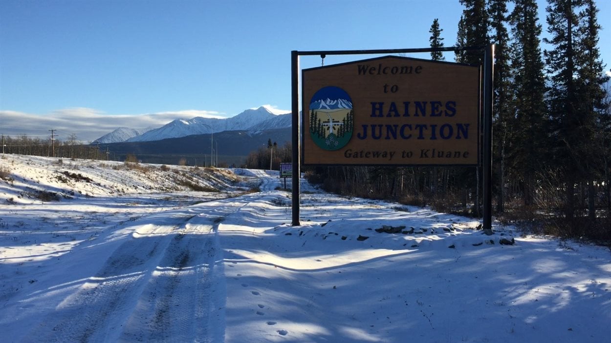 La municipalité de Haines Junction au pied des montagnes du parc Kluane à 200 km à l'ouest de Whitehorse au Yukon