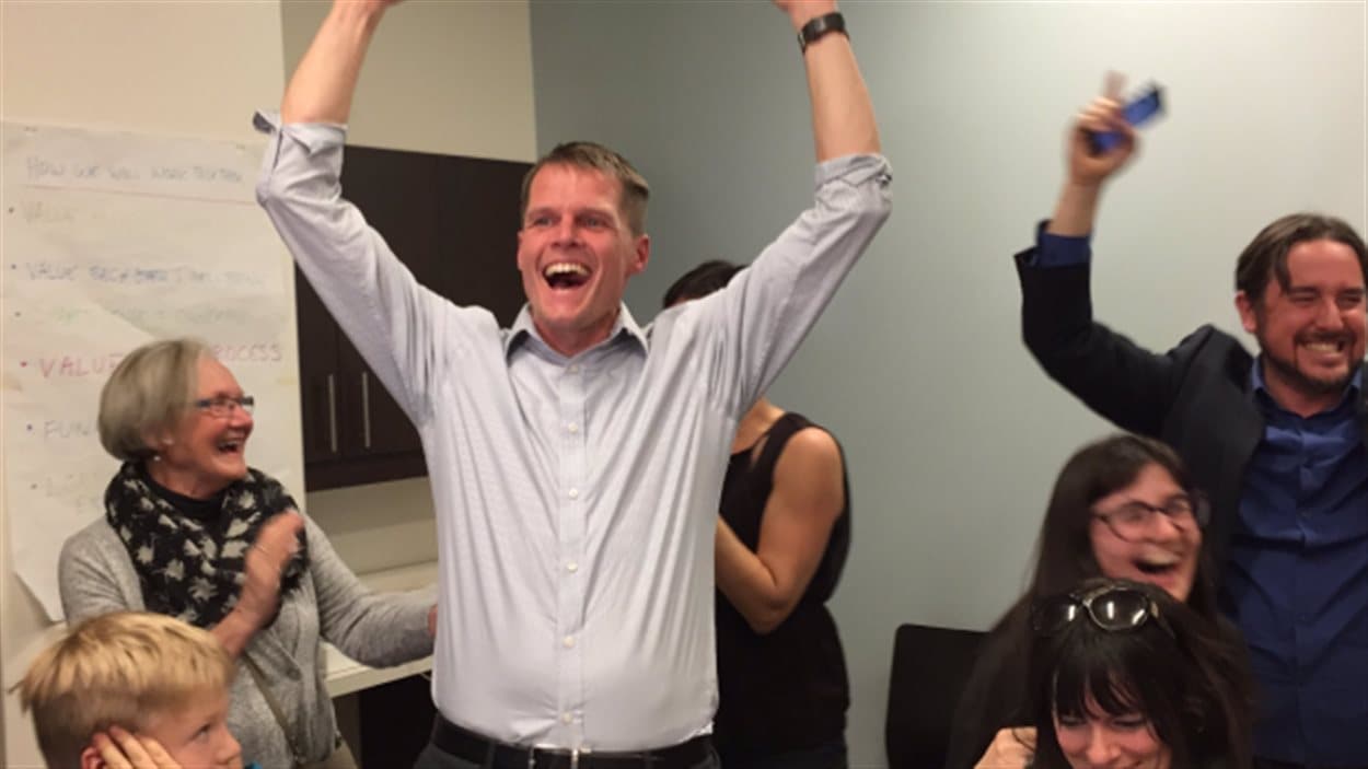 Charlie Clark se réjouit avec ses supporteurs, le soir de son élection à la mairie de Saskatoon