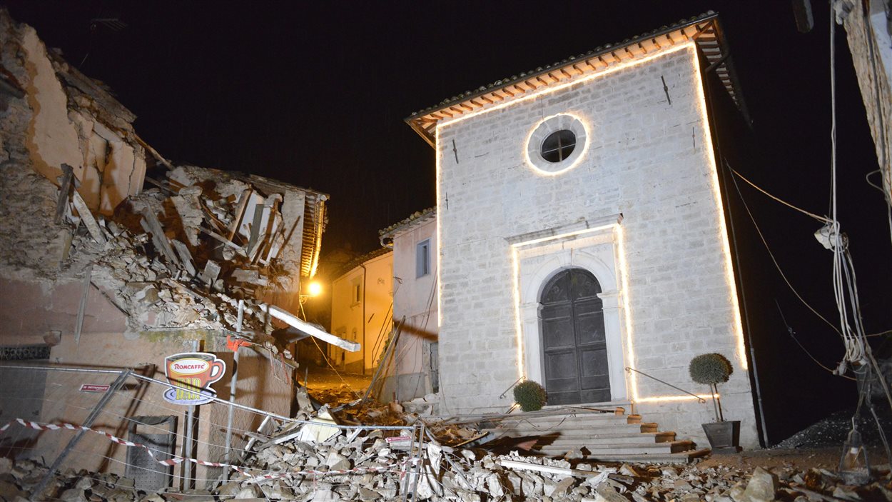 L’église de San Sebastiano au milieu de maisons endommagées par un tremblement de terre à Castelsantangelo sul Nera en Italie, le 26 octobre 2016