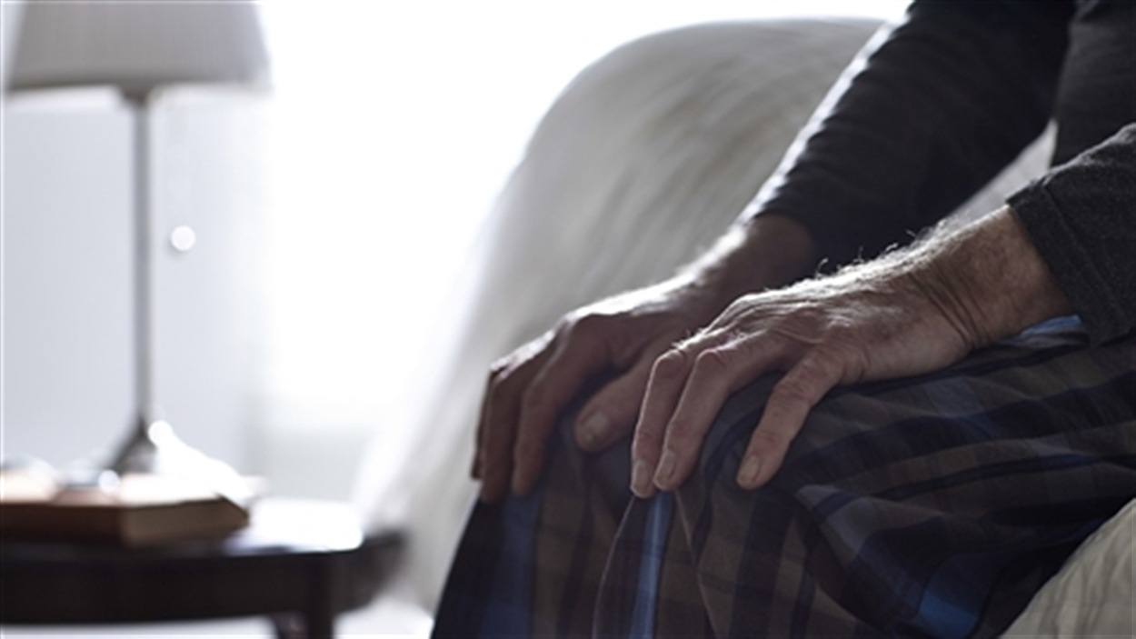 Les mains d'un homme âgé assis