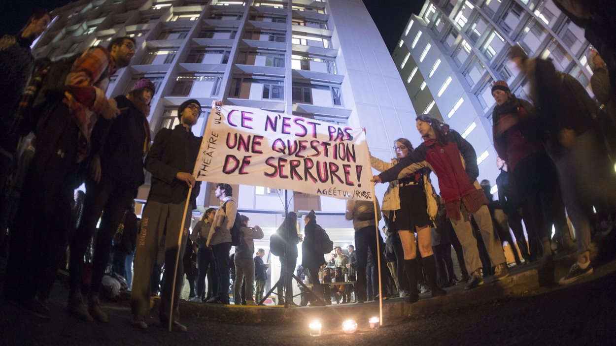 Rassemblement à l'Université Laval, à Québec, le 19 octobre 2016, pour soutenir les victimes d'une série d'agressions survenues dans les résidences du campus.