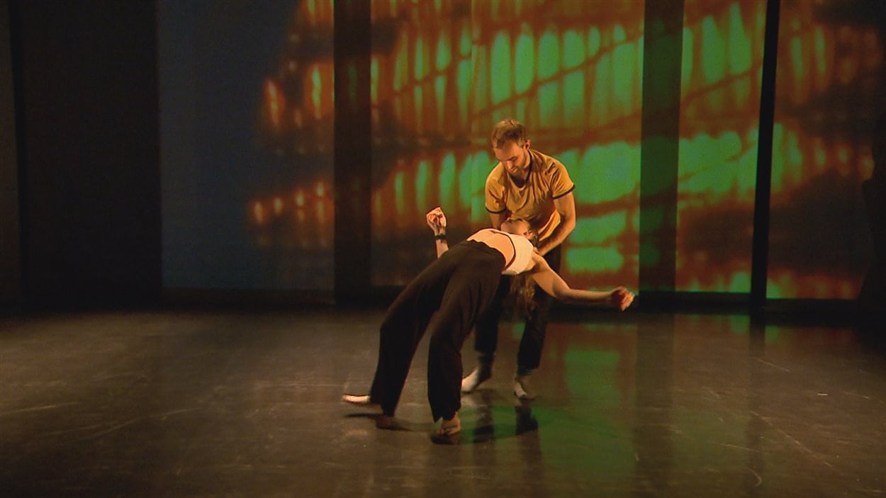 Danse de nuit utilise la technologie pour faire entendre les battements du coeur des danseurs.