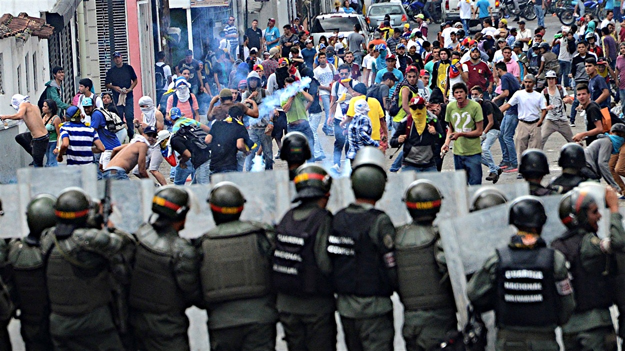 Des affrontements entre des manifestants et des policiers à San Cristobal