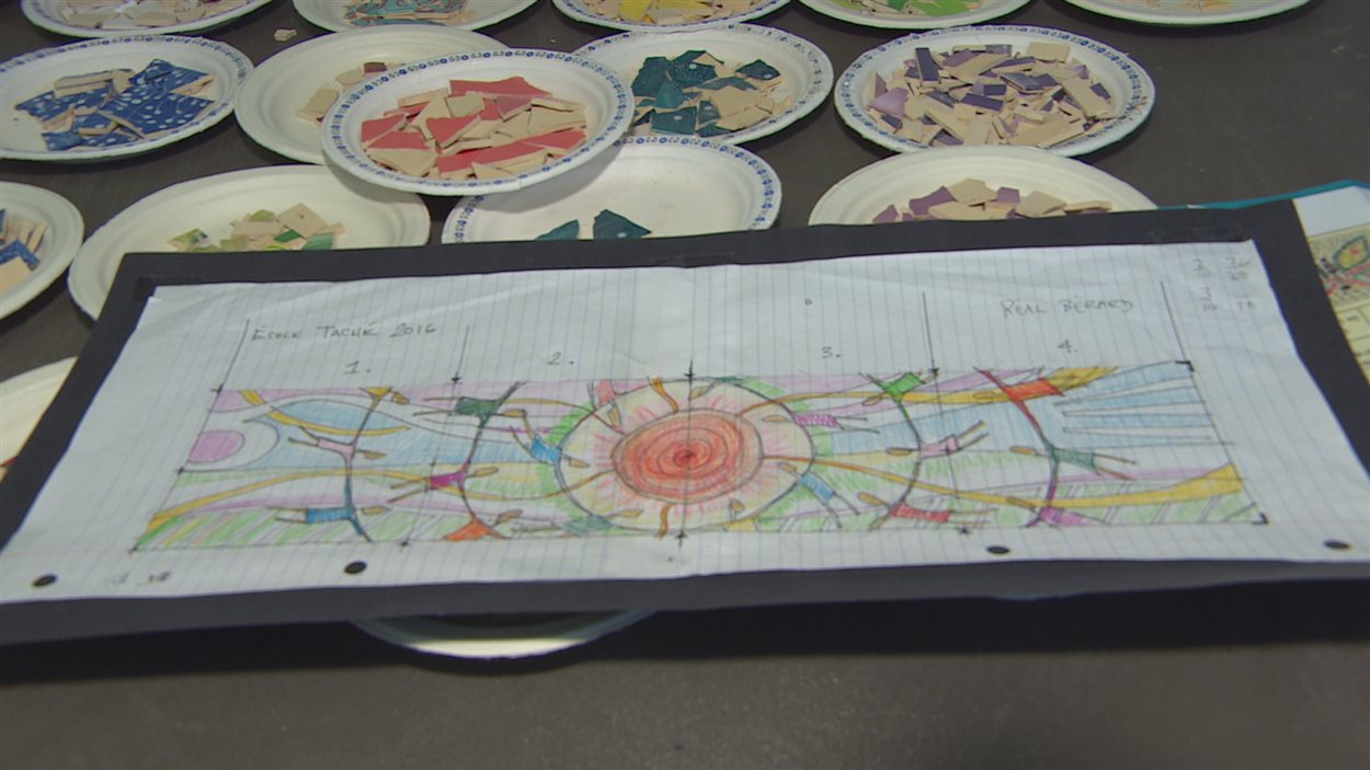 L'esquisse de la mosaïque dessinée par Mathieu Bergeron est inspirée des dessins des élèves de l'École Taché et de l'oeuvre de l'artiste franco-manitobain Réal Bérard.