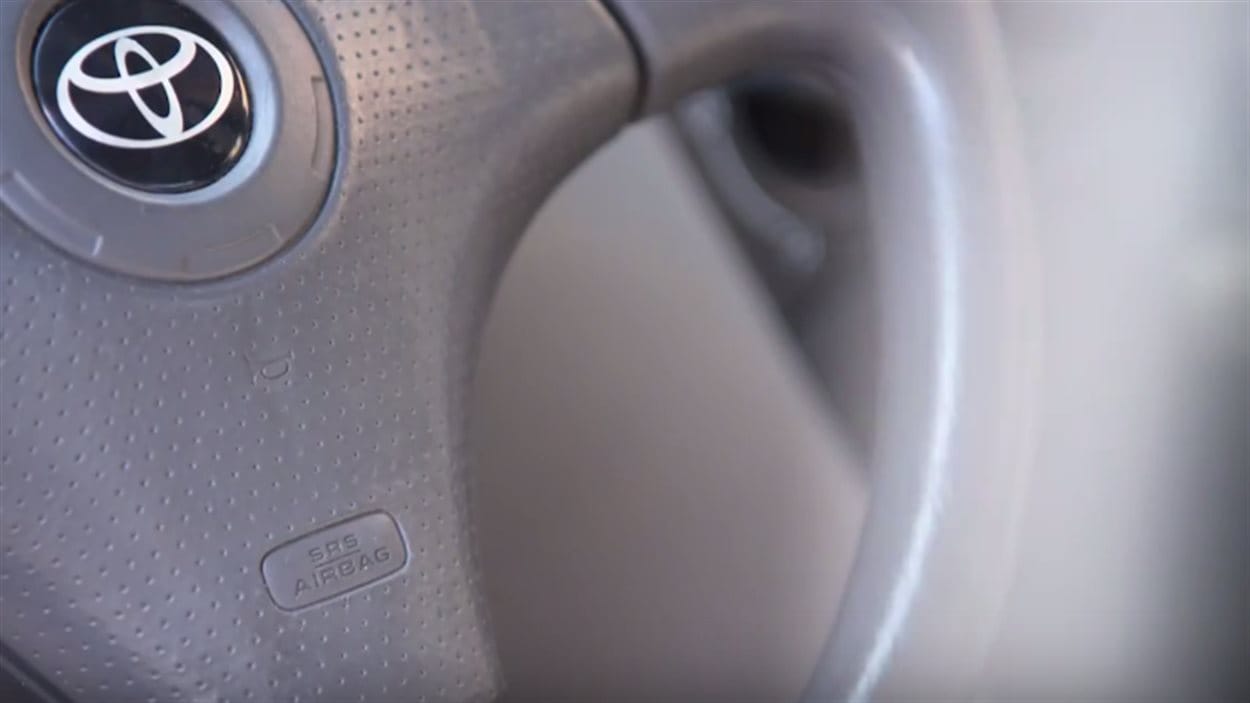 Un volant de voiture Toyota sur lequel on voit la mention « Airbag ».