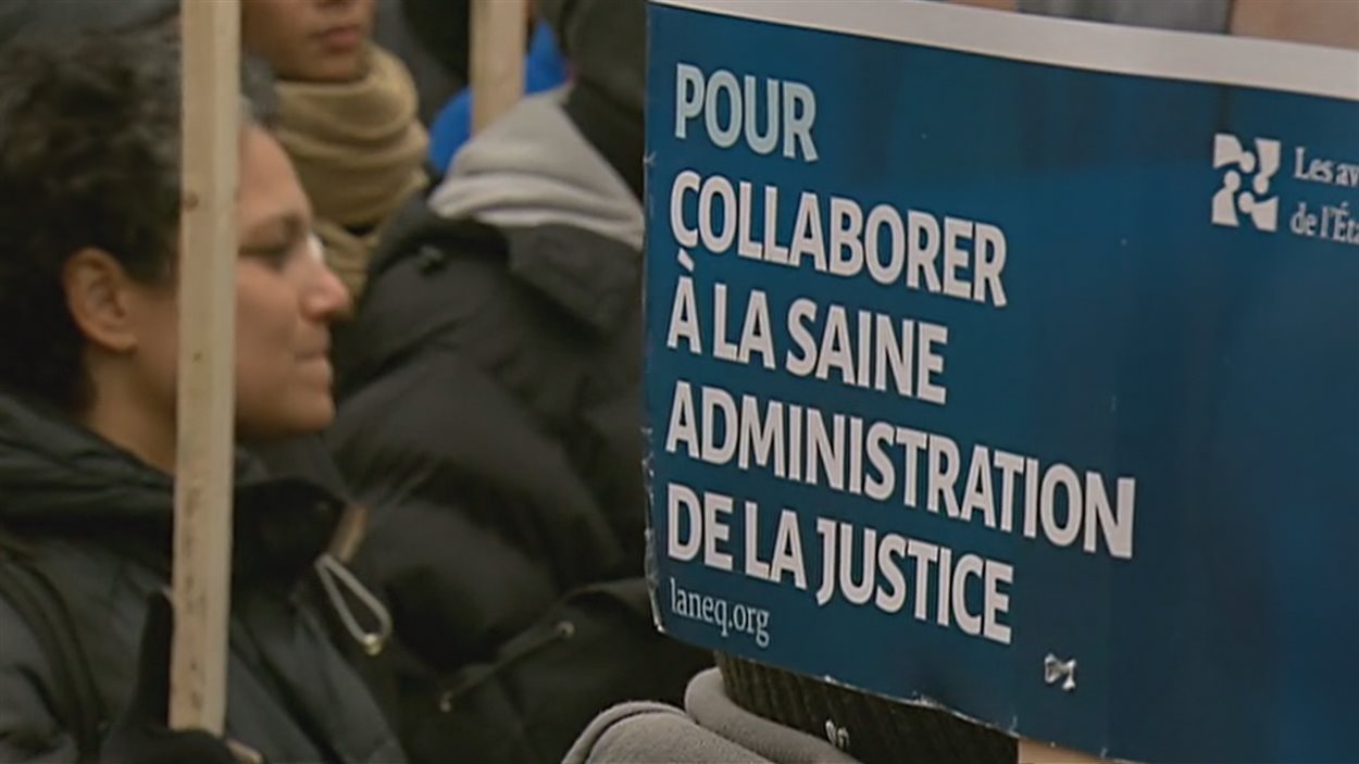 Les avocats et notaires de l'État québécois ont manifesté à nouveau jeudi matin à Québec.