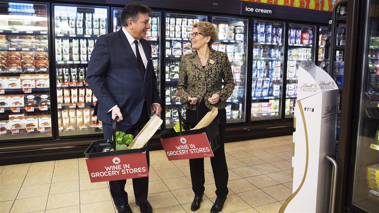 Le ministre des Finances Charles Sousa et la première ministre Kathleen Wynne annoncent en février que du vin sera vendu dans les épiceries.