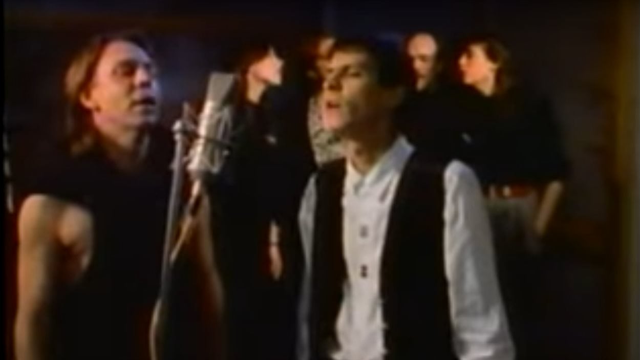 Paul Demers à droite et Robert Paquette à gauche dans la vidéo de la chanson Notre Place.