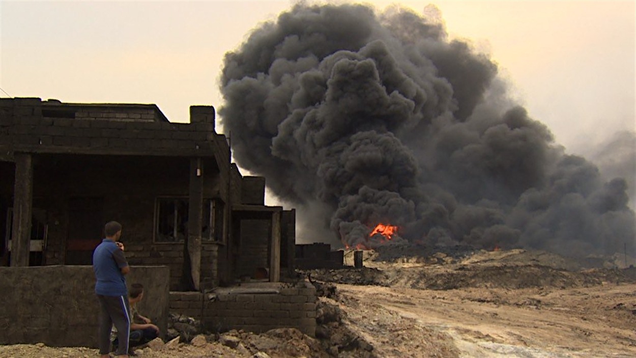 Les puits de pétrole brûlent à Qayyarah depuis deux mois.