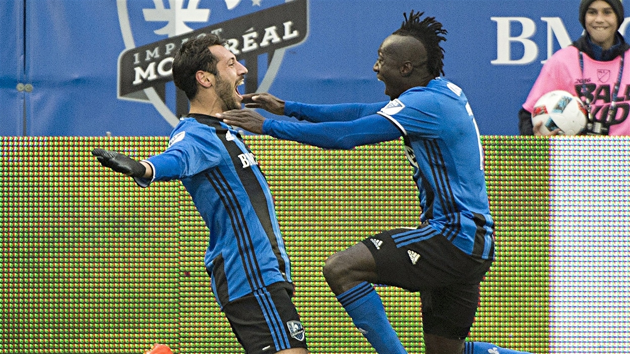 Matteo Mancosu et Dominic Oduro célèbrent le but de Mancosu