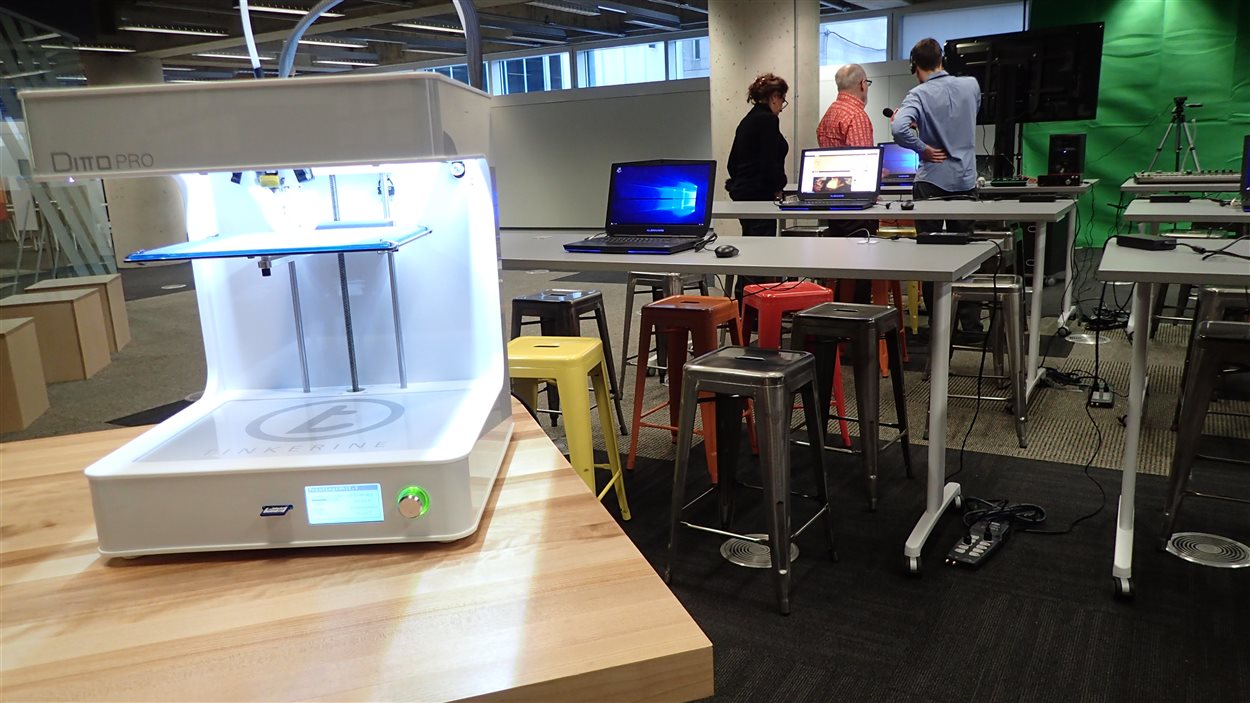L'espace de création pour les ados dispose d'une imprimante 3D, d'un écran vert et d'ordinateur ultra-performants.