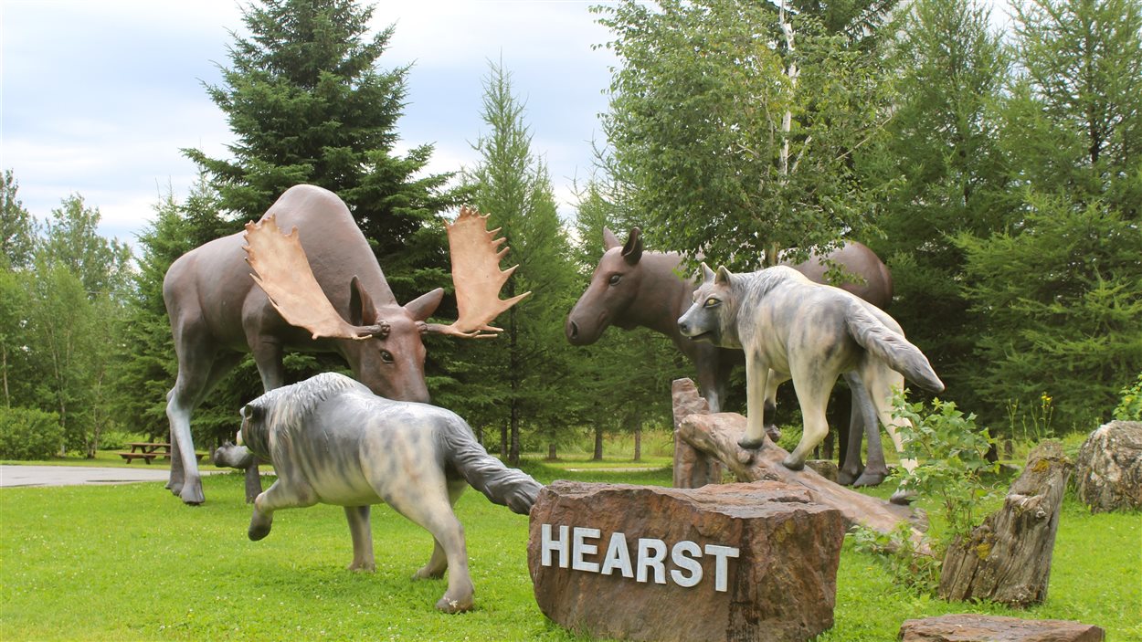 Photo des statues d'orignaux et de loups à Hearst