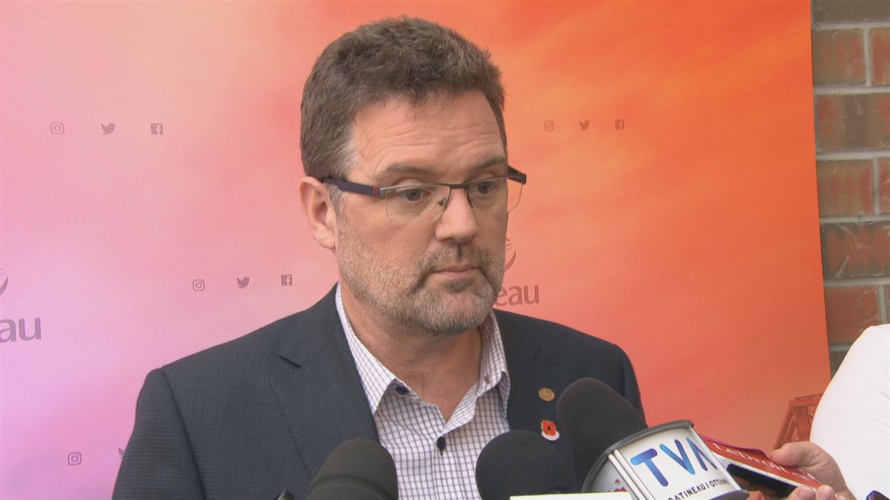 Le maire de Gatineau voit dans la surveillance policière de journalistes à Montréal une attaque à la démocratie.
