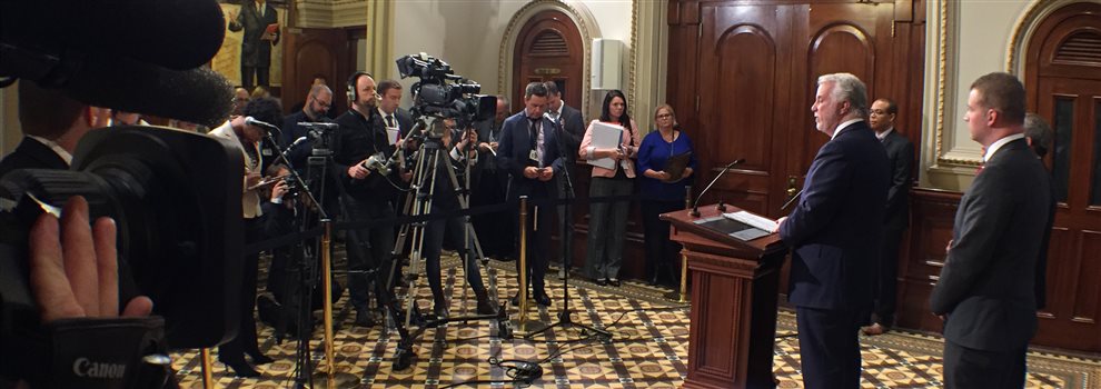 Les journalistes assistent à un point de presse du premier ministre du Québec