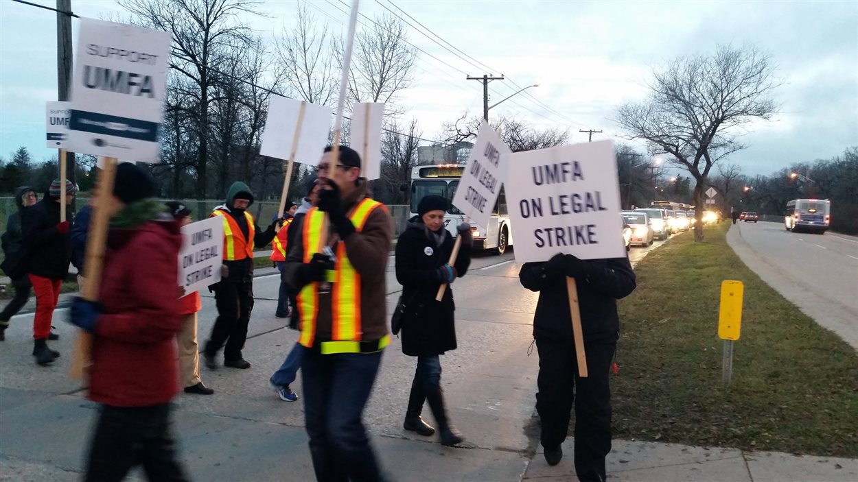 Reprise du piquet de grève à l'Université du Manitoba.