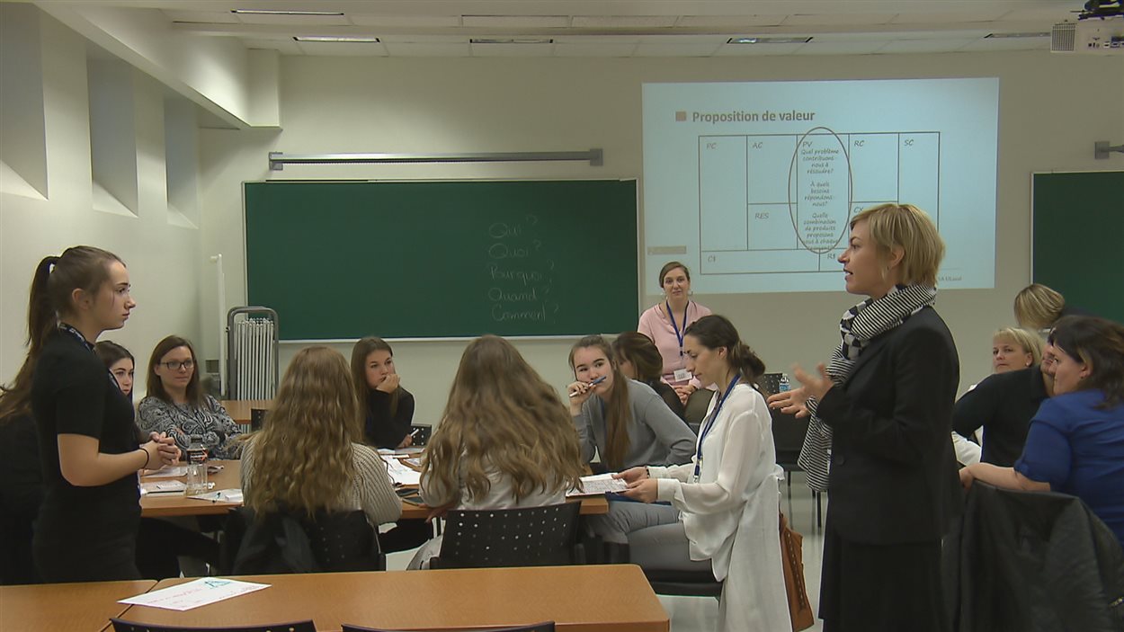 Les étudiantes bénéficient de conseils pour transformer leurs idées en projets.