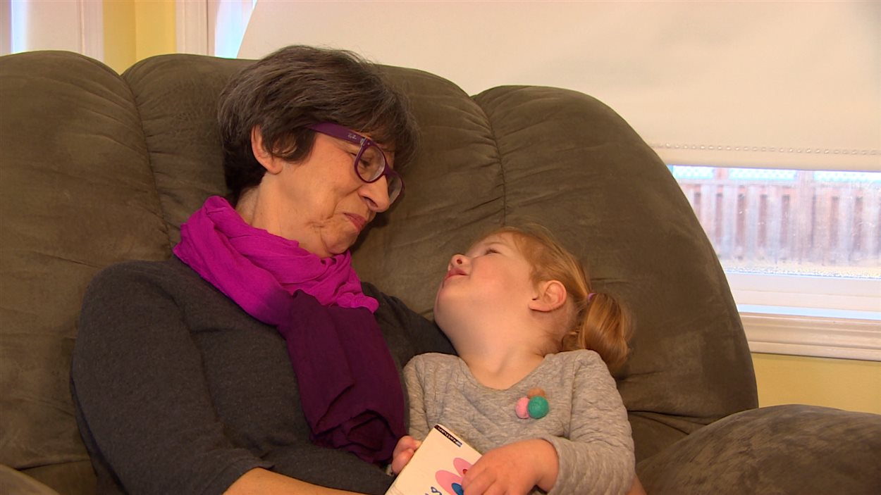 Francine Livingstone et la petite Astrid, une enfant qu'elle garde.