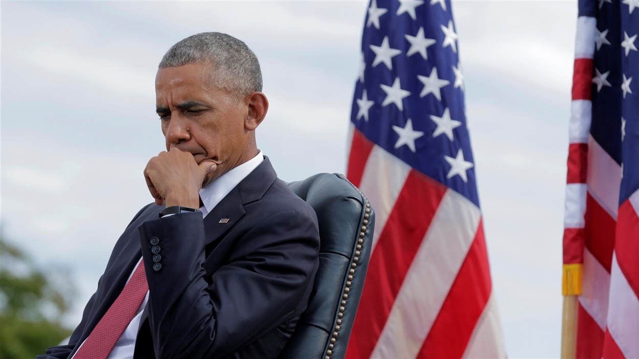 Barack Obama à côté d'un drapeau américain
