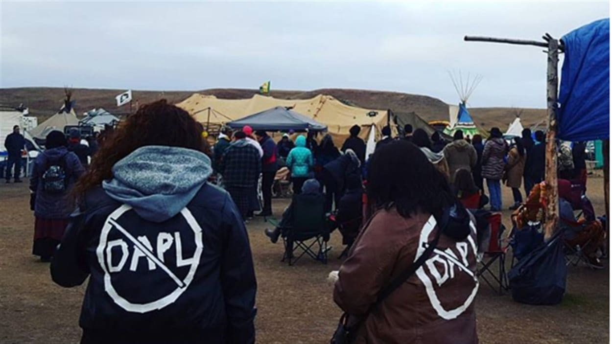 Des manifestants à la Première Nation Standing Rock, dans le Dakota du Nord, qui s'opposent à la construction du pipeline Dakota Access.