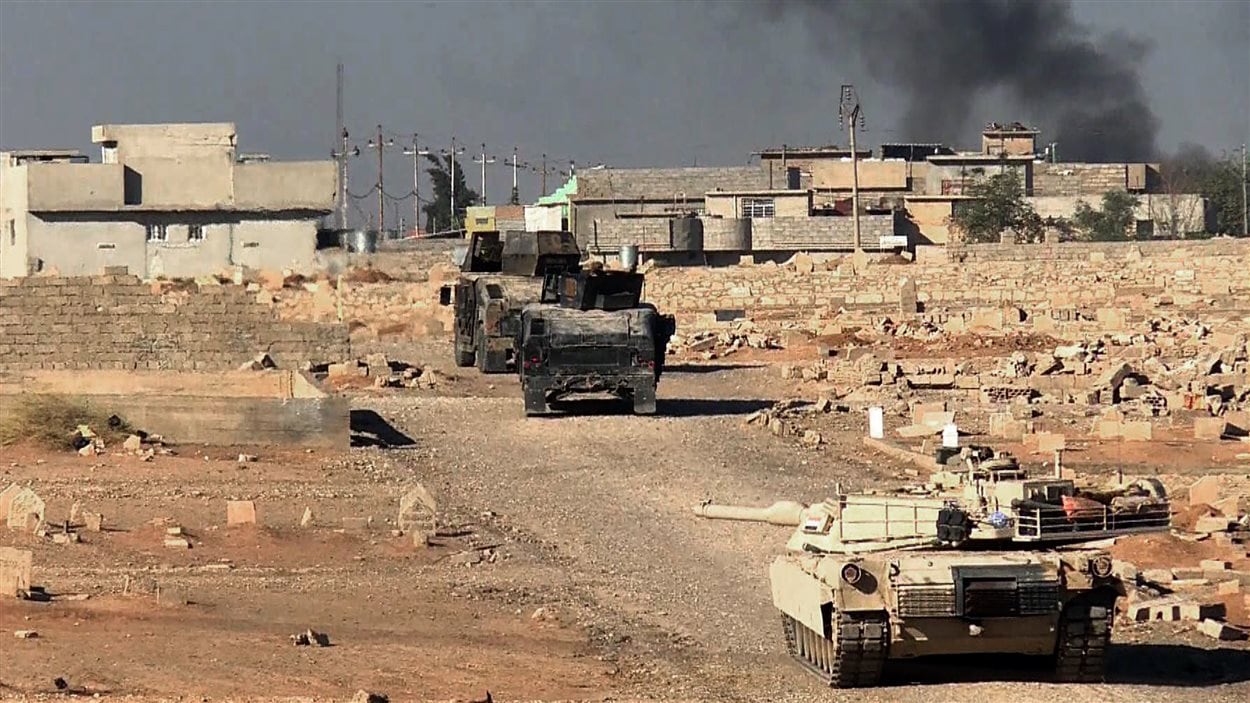 Cette capture d'écran d'AFPTV montre des chars Abrams de l'armée irakienne entrant vendredi dans le quartier de Karama, à Mossoul.
