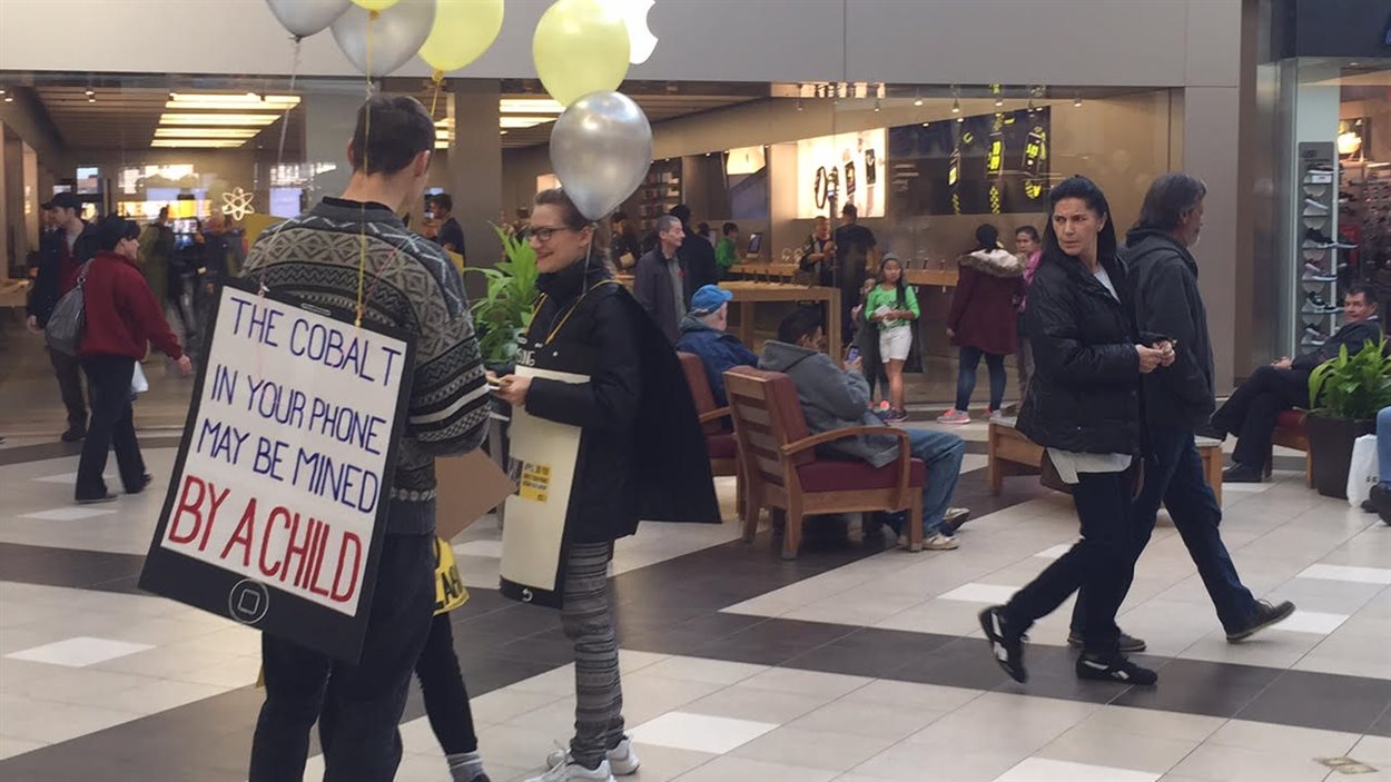 Des manifestants devant les magasins Apple et Samsung au centre commercial Polo Park à Winnipeg